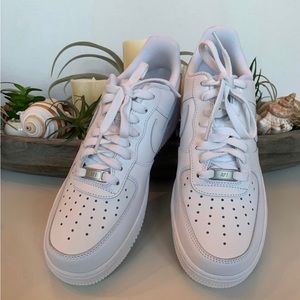 NEW Women’s NIKE Air Force 1 07’ size 10